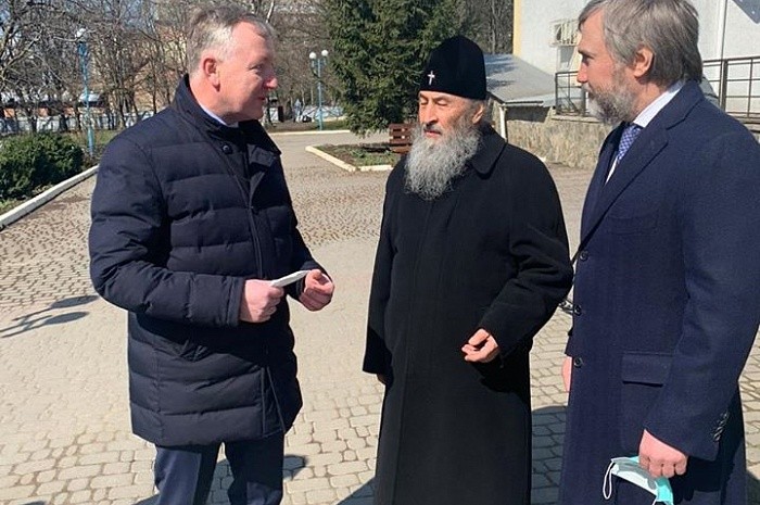 Блаженніший Митрополит Онуфрій та Вадим Новинський доставили до Чернівців апарат ШВЛ та засоби захисту медиків user/common.seoImage